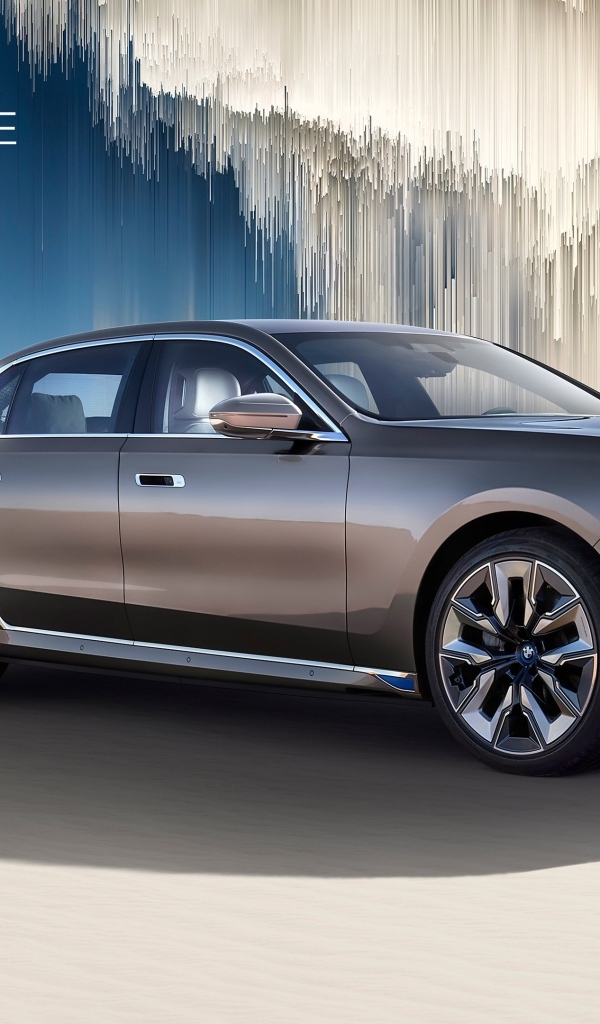 Стильный дорогой электромобиль BMW I7