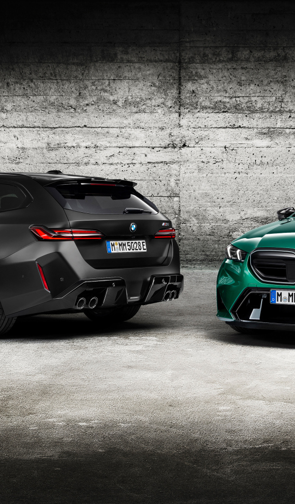 Два автомобиля BMW M5 2024  года у стены