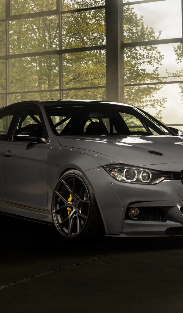 Белый автомобиль BMW F30 Widebody в здании