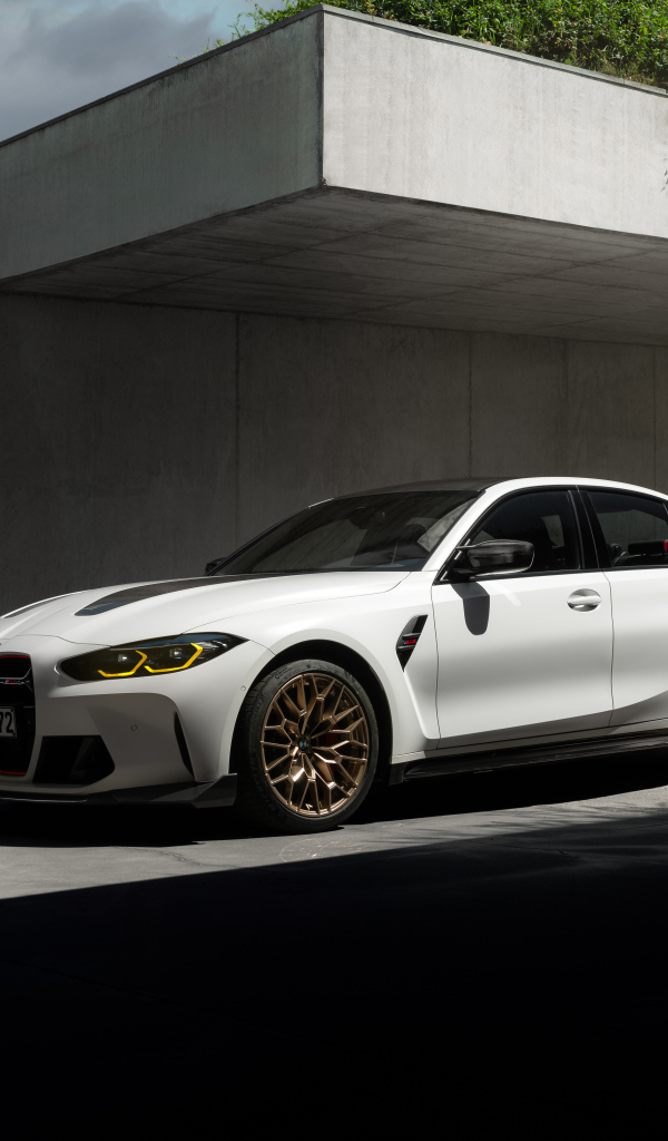 Белый автомобиль BMW M3 CS