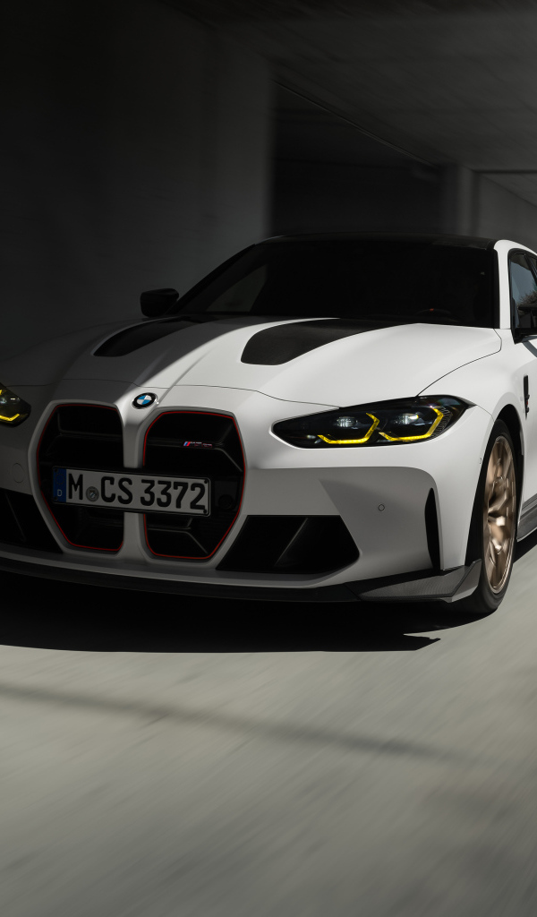 Белый автомобиль BMW M3 CS у стены