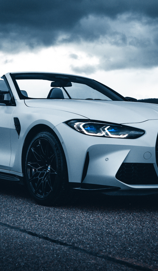 Белый кабриолет  BMW M4 под грозовым небом