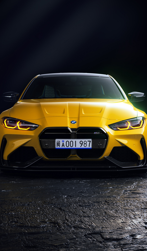 Желтый автомобиль BMW M4 G82  на черном фоне