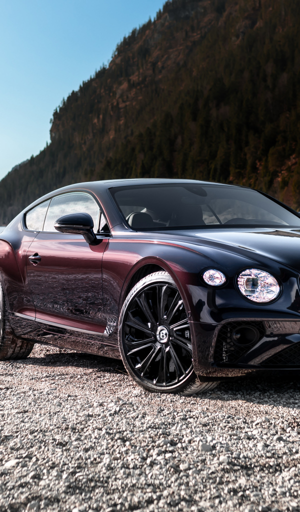 Автомобиль Bentley Continental GT Mulliner у реки