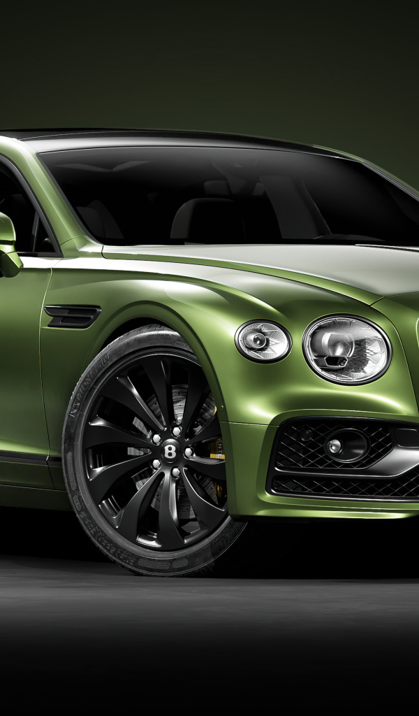 Зеленый автомобиль Bentley Flying Spur вид спереди