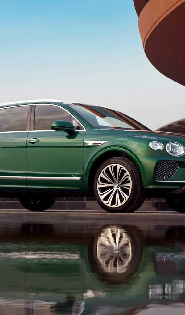Зеленый внедорожник Bentley Bentayga EWB Azure