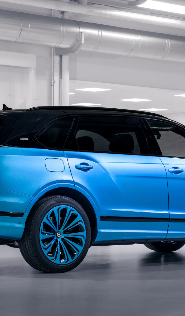 Вид сзади на автомобиль Bentley Bentayga EWB Azure By Mulliner 2024 года