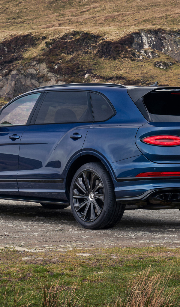 Вид сзади на автомобиль  Bentley Bentayga EWB Mulliner 2024