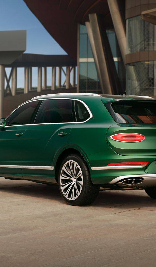 Вид сзади на автомобиль  Mulliner Bentley Bentayga EWB Azure