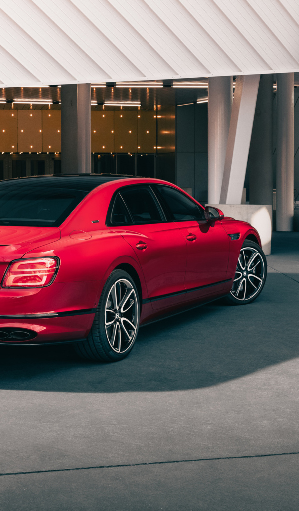 Вид сзади на красный автомобиль Bentley Flying Spur V8 Edition 2024 года