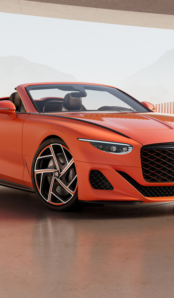 Красный автомобиль Bentley Mulliner Batur Convertible 2024 года
