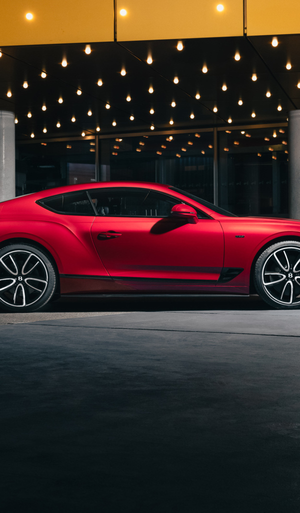 Вид сбоку на красный автомобиль Bentley Continental GT V8 Edition 2024 года