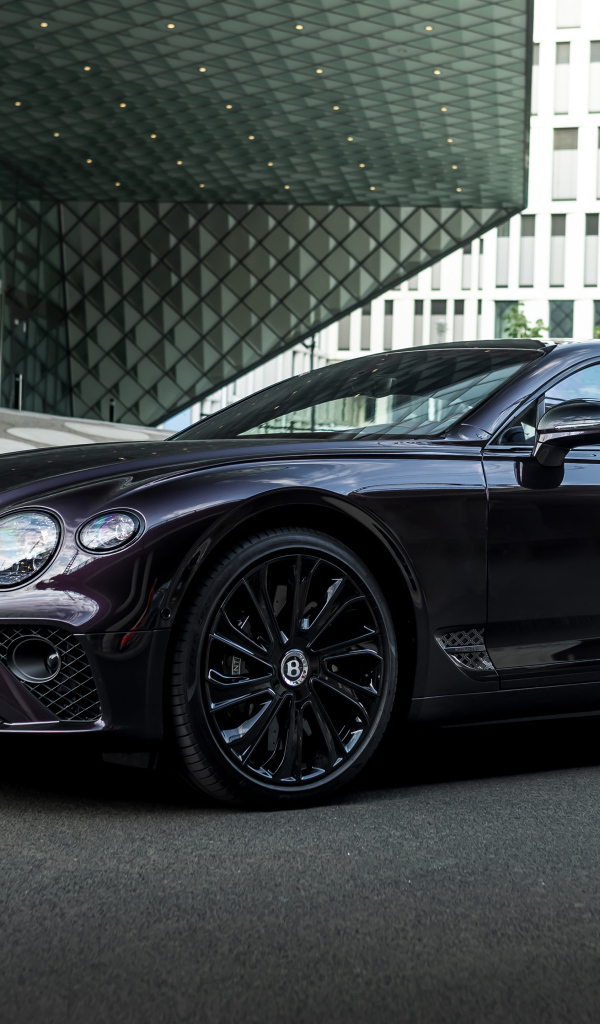 Стильный черный автомобиль Bentley Continental GT Mulliner