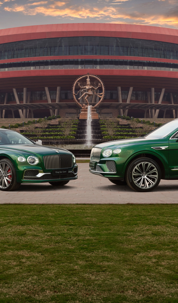 Два зеленых автомобиля Bentley  у здания