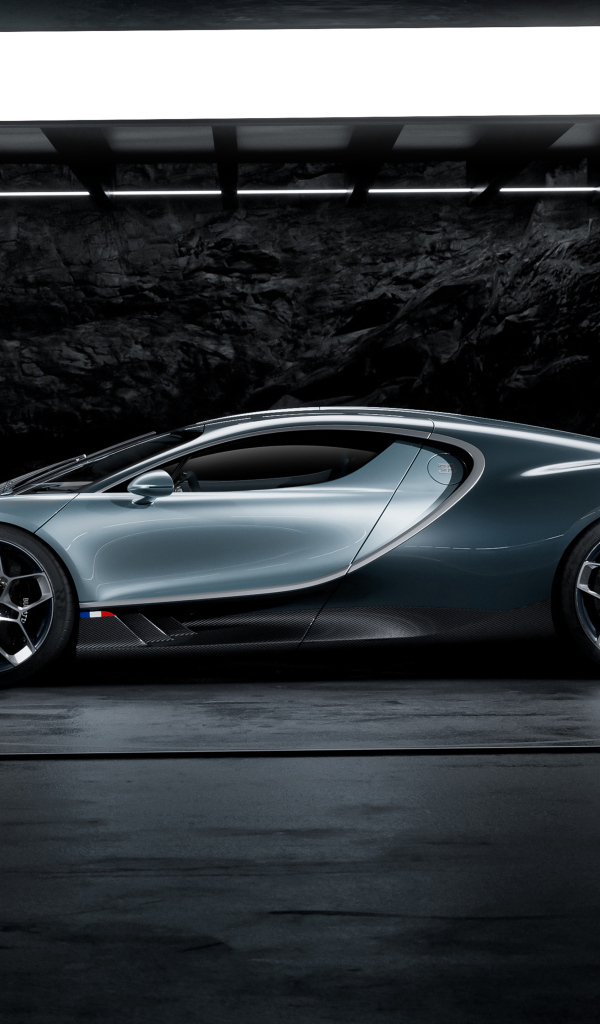 Быстрый автомобиль Bugatti Tourbillon 2024 года вид сбоку