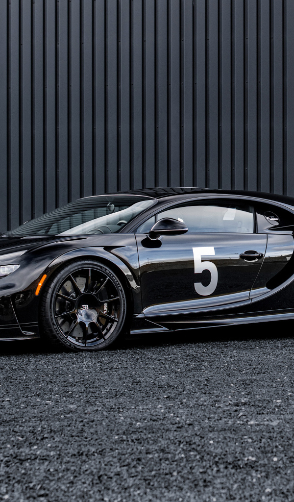 Черный быстрый автомобиль Bugatti Chiron Super Sport Hommage T50S 2024 года