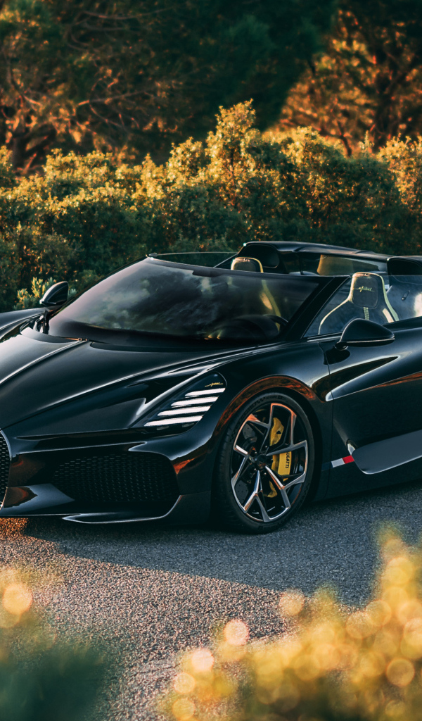 Черный быстрый автомобиль Bugatti W16 Mistral