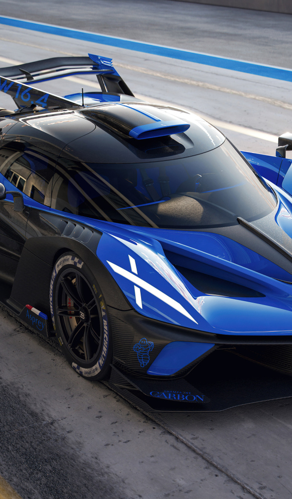 Синий гоночный автомобиль Bugatti Bolide