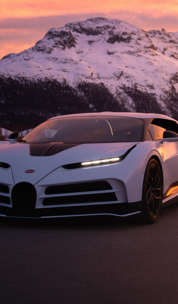 Автомобиль Bugatti Centodieci на фоне гор
