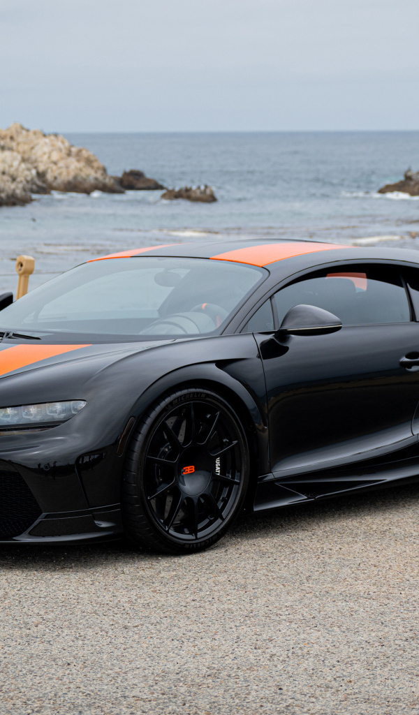 Автомобиль Bugatti Chiron Super Sport 300+ у моря