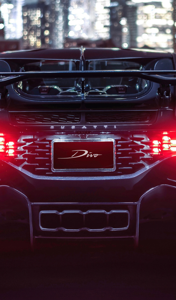 Включенные фары автомобиля  Bugatti Divo