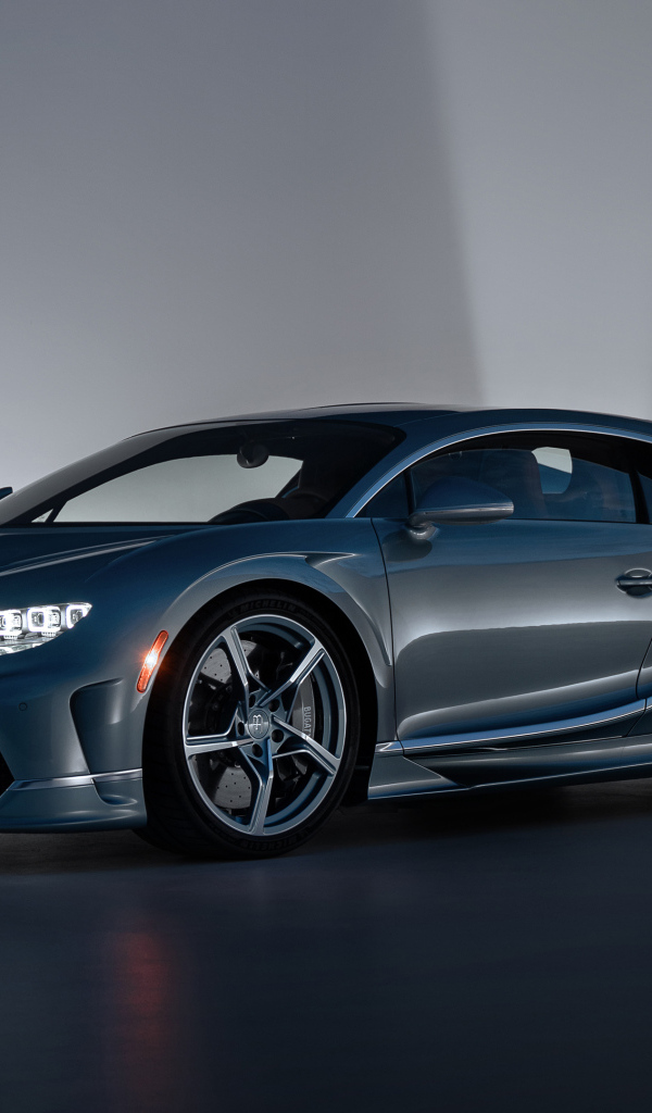 Дорогой спортивный автомобиль Bugatti Chiron Super Sport 57 One Of One