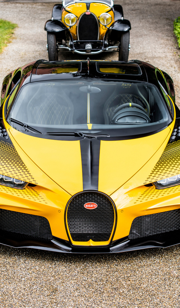 Вид спереди на спорткар Bugatti Type 55 Roadster Bugatti Chiron Super Sport 55 One Of One