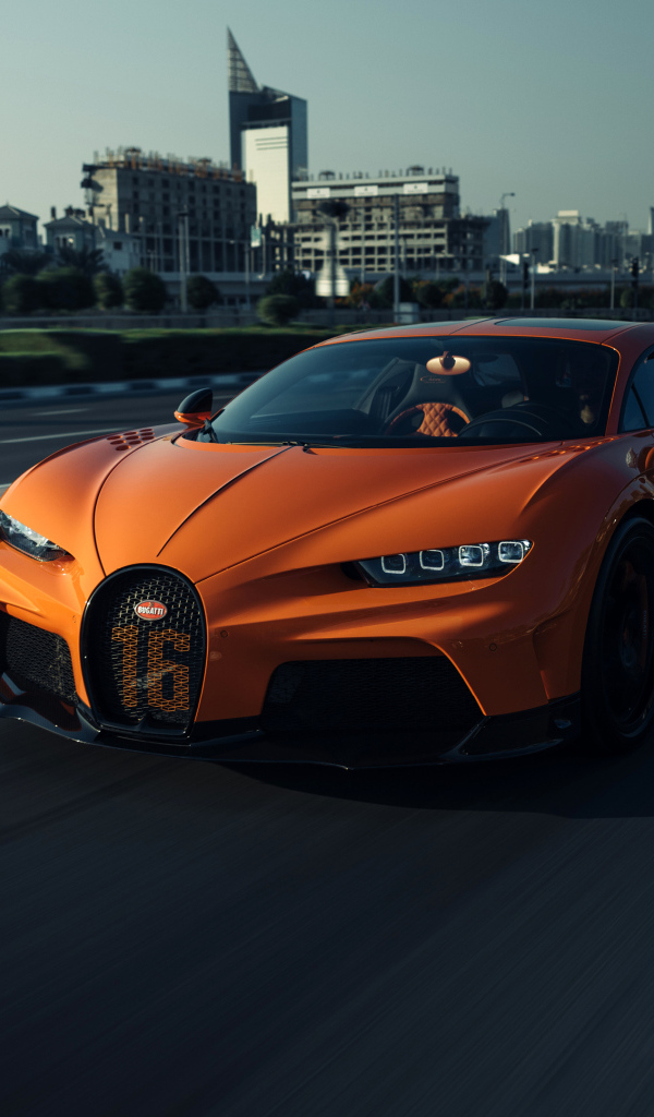 Оранжевый автомобиль Bugatti Chiron Super Sport