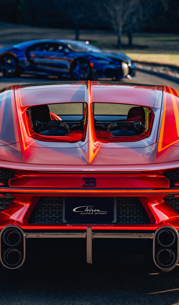 Вид сзади на красный автомобиль Bugatti Chiron