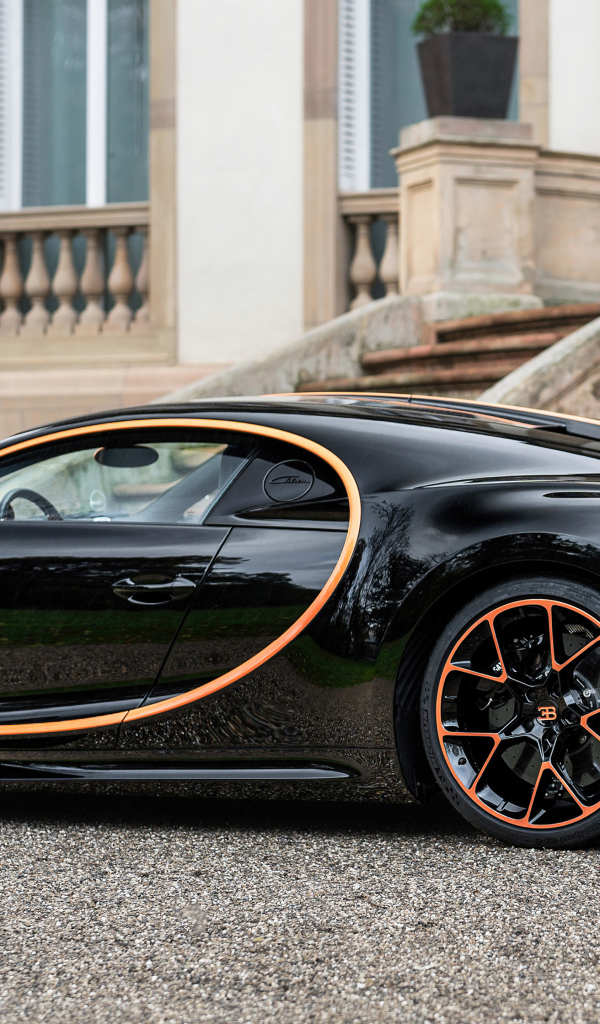 Вид сзади на автомобиль Bugatti Chiron Custom