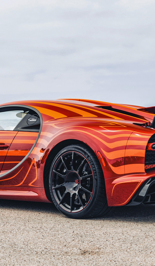 Вид сзади на автомобиль Bugatti Chiron Super Sport L'Aura