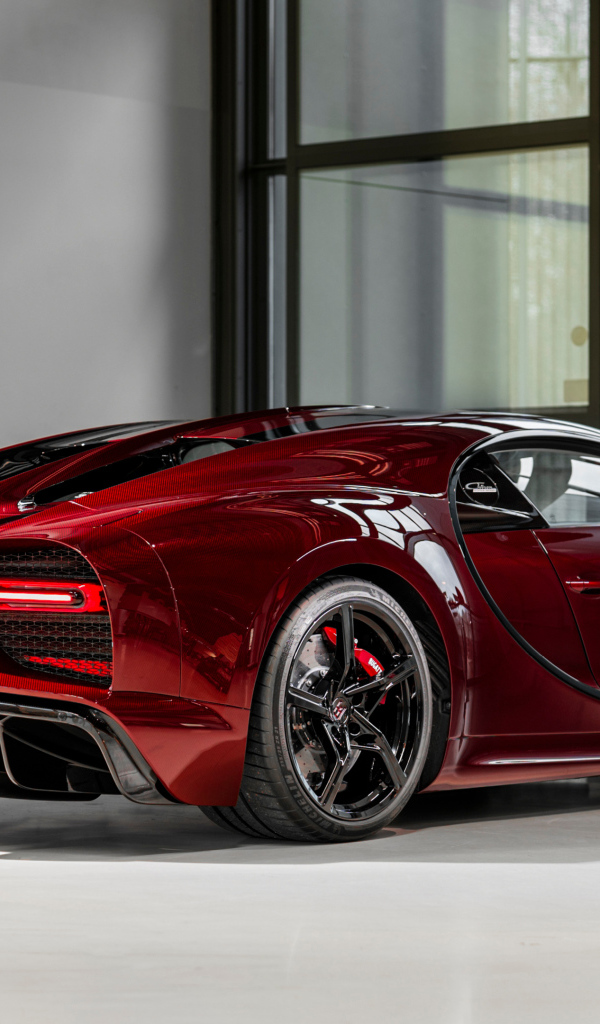 Красный автомобиль Bugatti Chiron Super Sport Red Dragon вид сзади