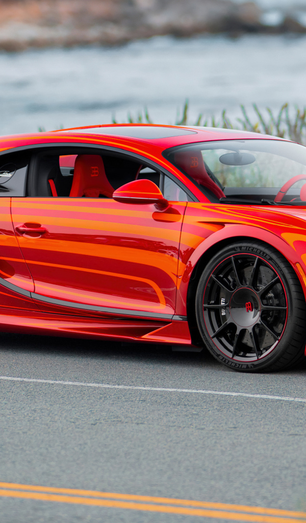 Стильный красный автомобиль Bugatti Chiron Super Sport L'Aura