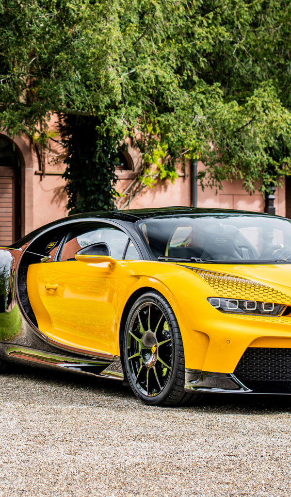 Желтый быстрый Bugatti Type 55 Roadster Bugatti Chiron Super Sport 55 One Of One