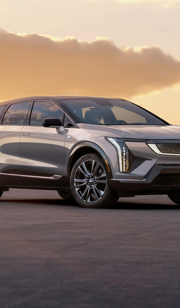 Автомобиль Cadillac Optiq 2025 года на фоне неба