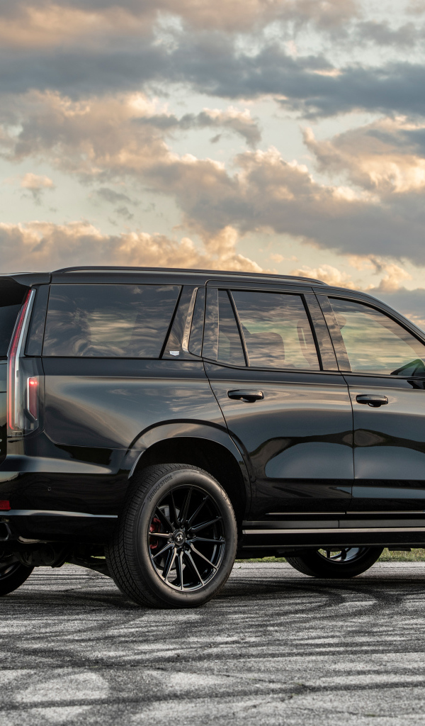 Вид сзади на черный внедорожник Hennessey Cadillac Escalade-V H850 2024 года