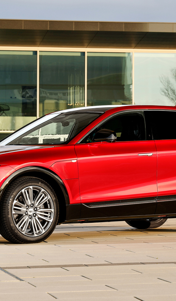 Красный дорогой автомобиль Cadillac Lyriq Luxury