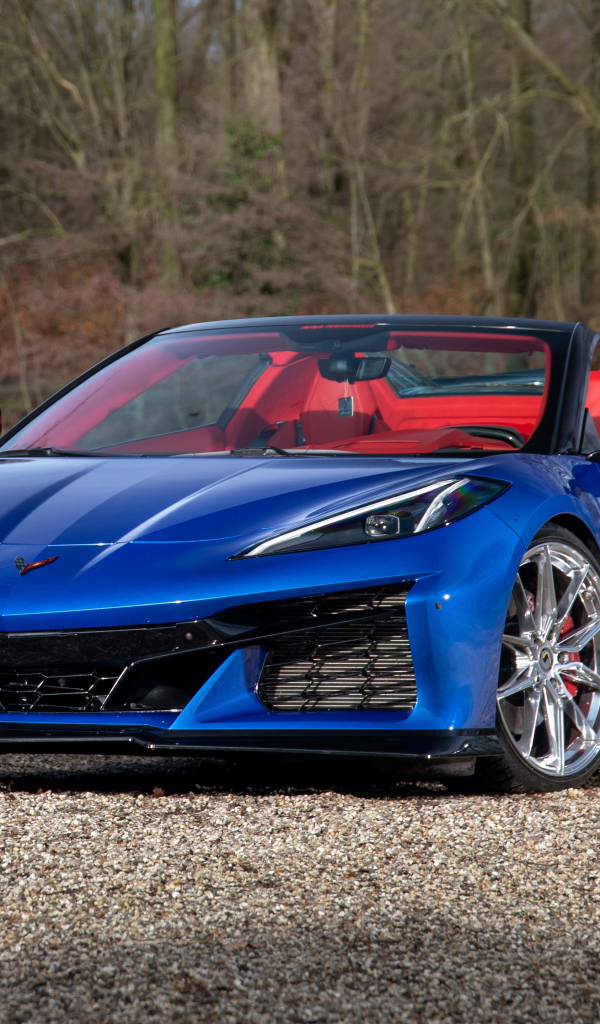 Синий автомобиль Chevrolet Corvette Stingray Convertible Z06