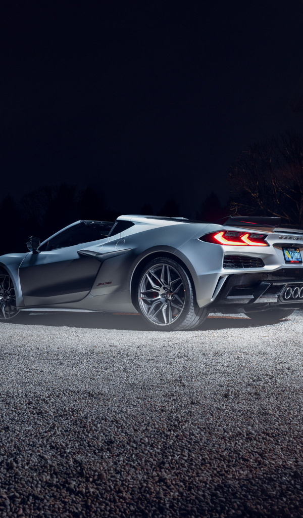 Автомобиль Chevy Corvette Z06 у дома