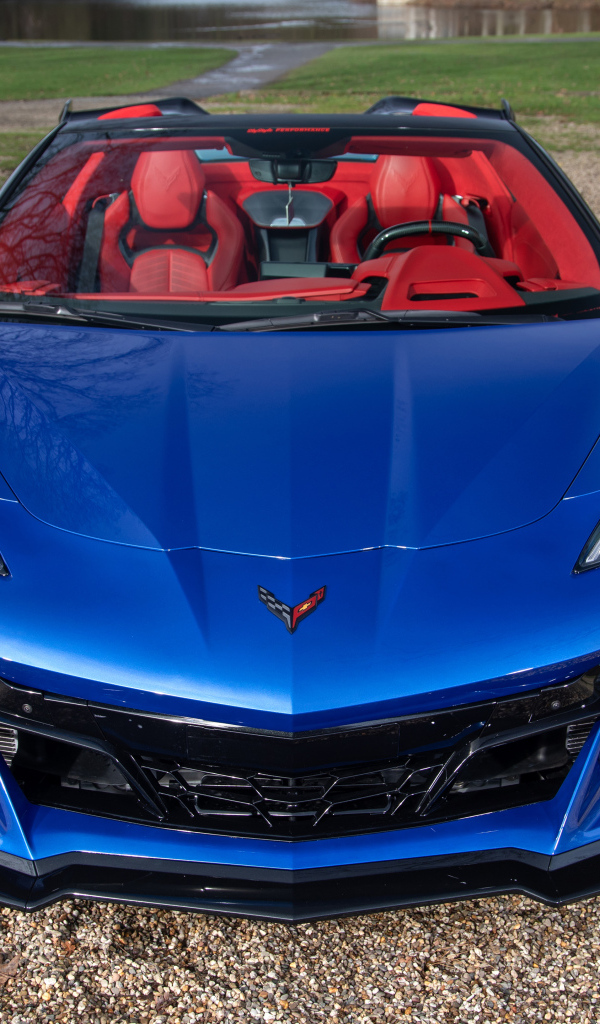 Вид спереди на синий автомобиль Chevrolet Corvette Stingray Convertible Z06