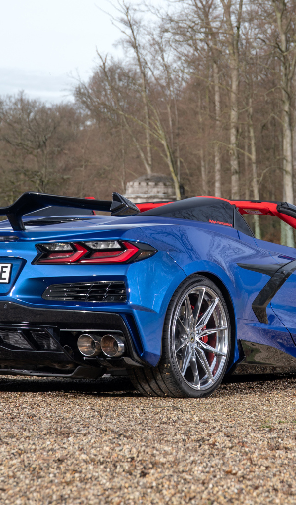 Вид сзади на синий автомобиль Chevrolet Corvette Stingray Convertible Z06