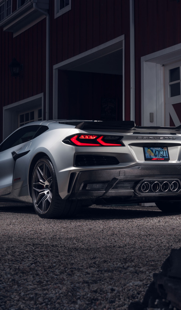 Вид сзади на автомобиль Chevy Corvette Z06