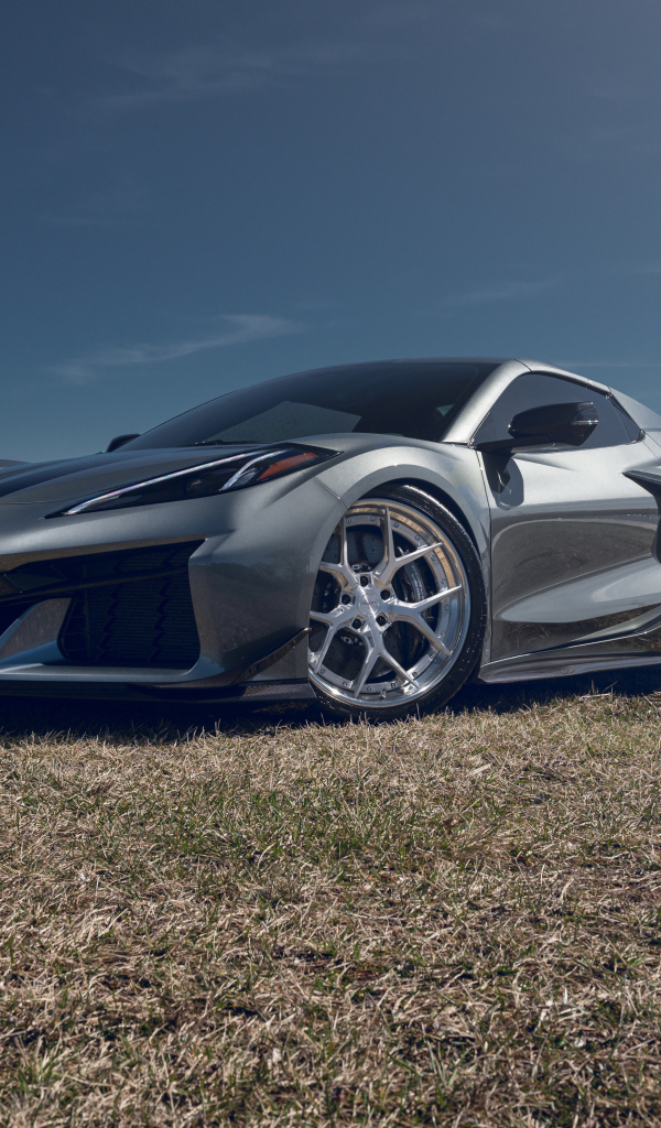 Серебристый автомобиль Chevy Corvette Z06