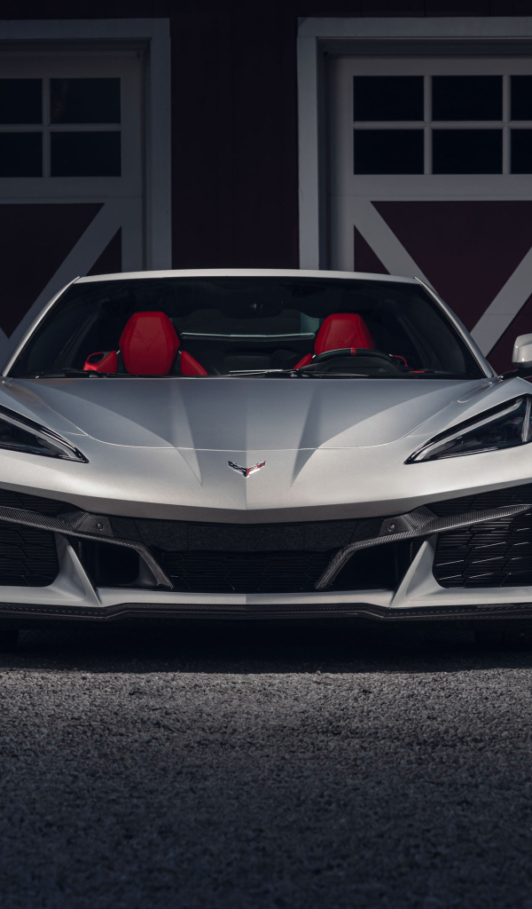 Серебристый суперкар  Chevy Corvette Z06 вид спереди