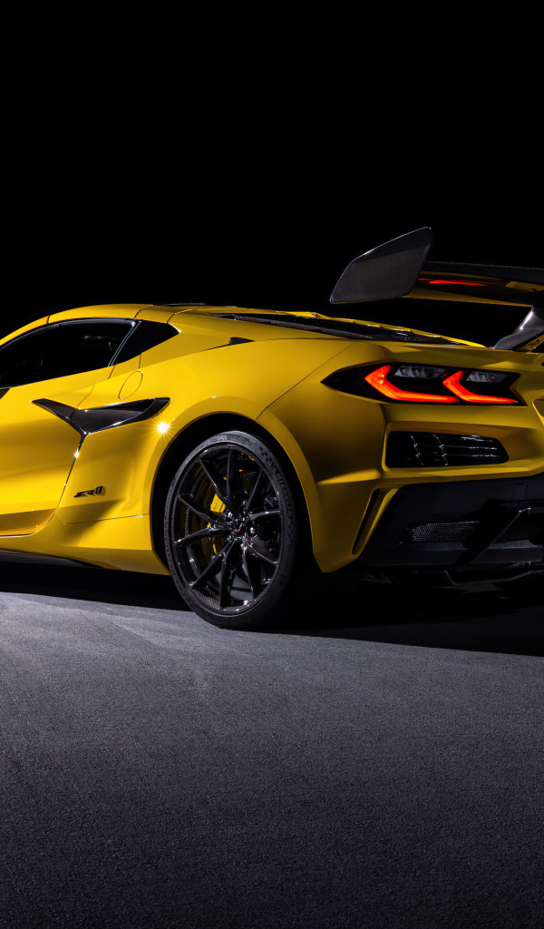 Желтый автомобиль Chevrolet Corvette ZR1, 2025 года вид сзади