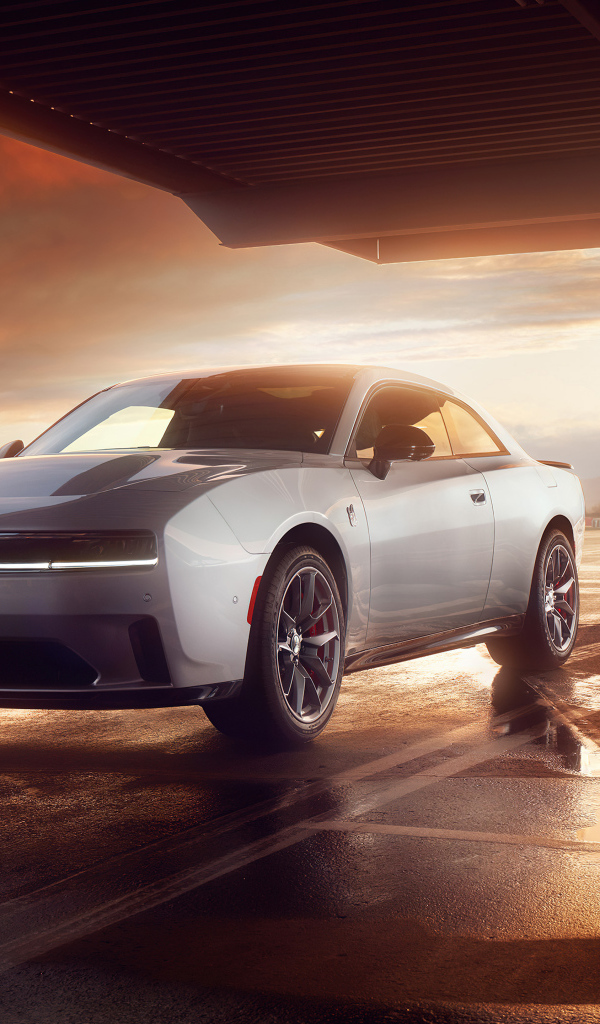 Автомобиль Dodge Charger Daytona Scat Pack 2024 года на фоне красивого неба