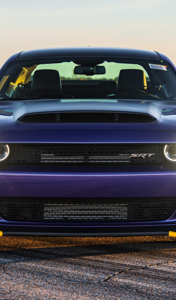 Автомобиль Dodge Hennessey Demon 1700 Twin-Turbo 2024 года с включенными фарами