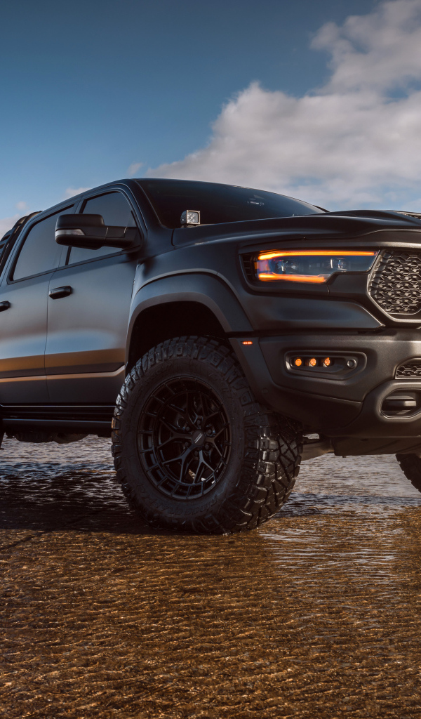 Большой внедорожник Dodge Ram 1500 TRX