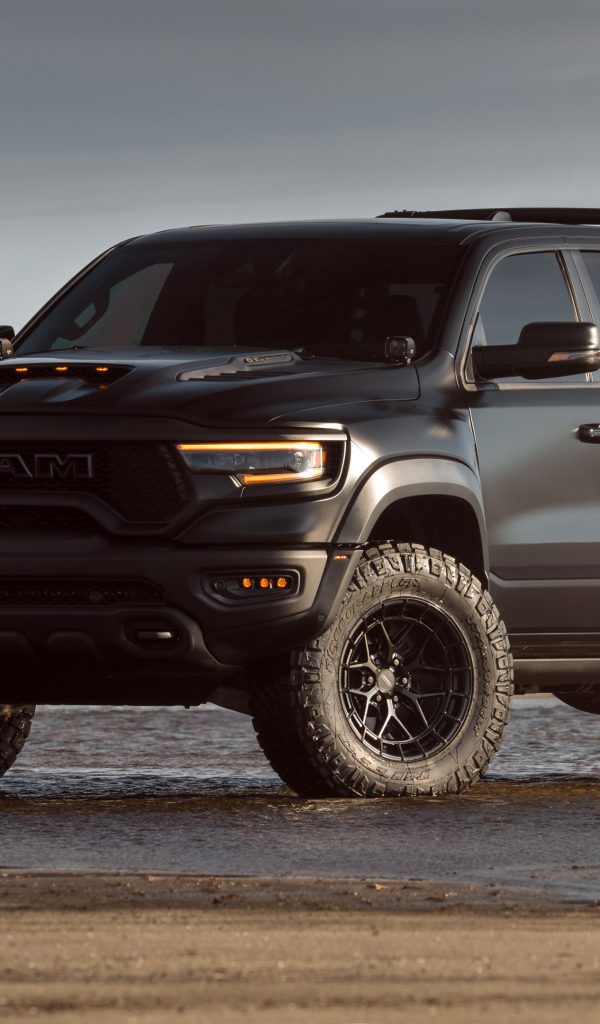 Большой пикап Dodge Ram 1500 TRX