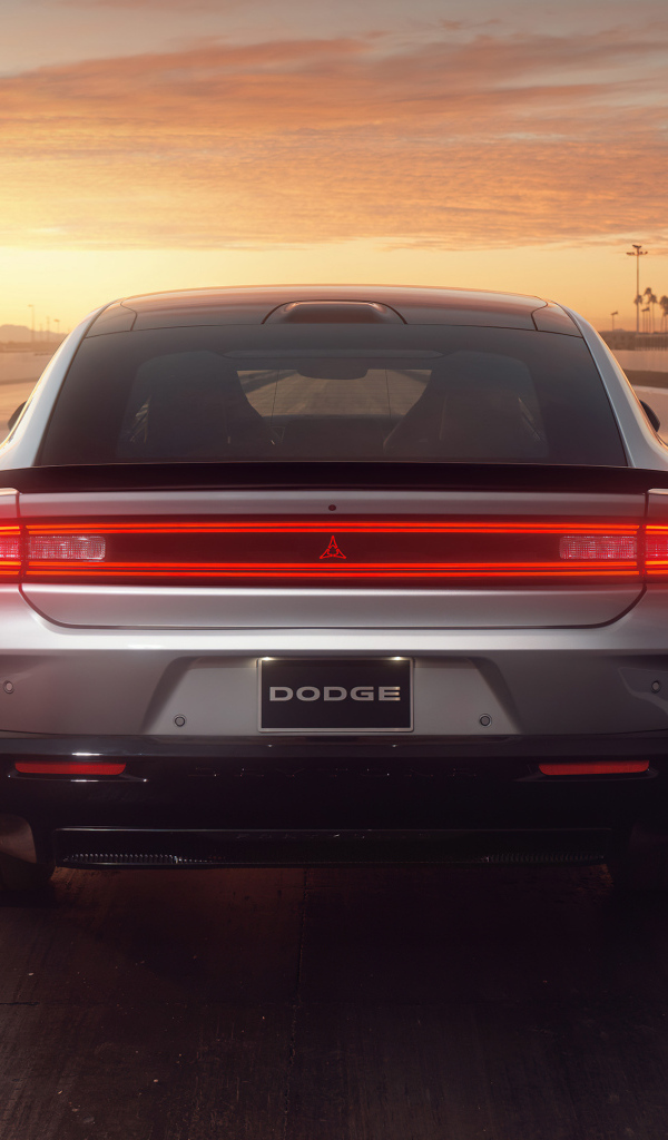 Вид сзади на автомобиль Dodge Charger Daytona Scat Pack 2024 года на закате